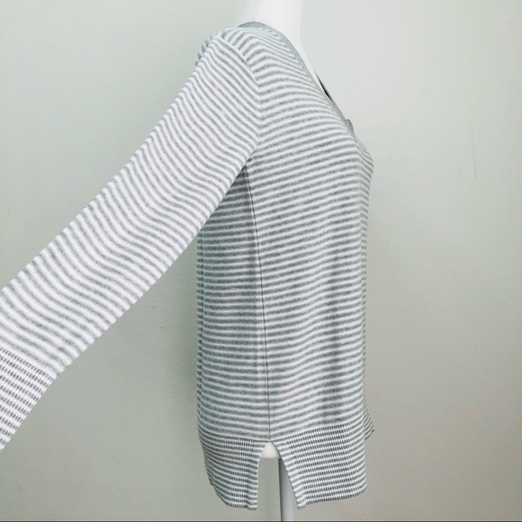 ⭐️Tommy Hilfiger⭐️V-neck Cotton White Grey Stripes Sweater Top Size Small Petite - Picture 3 of 8